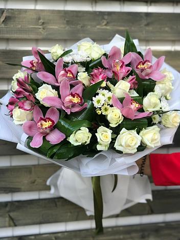 Букет цветов из: Розы и Хризантемы в Дубовой Роще