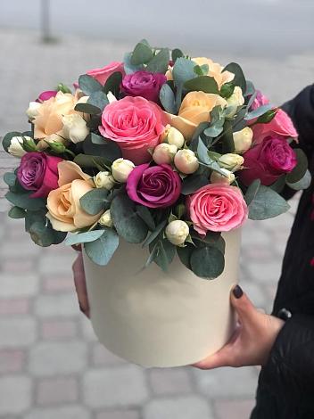 Цветочная композиция из Розы в шляпной коробке в Дубовой Роще