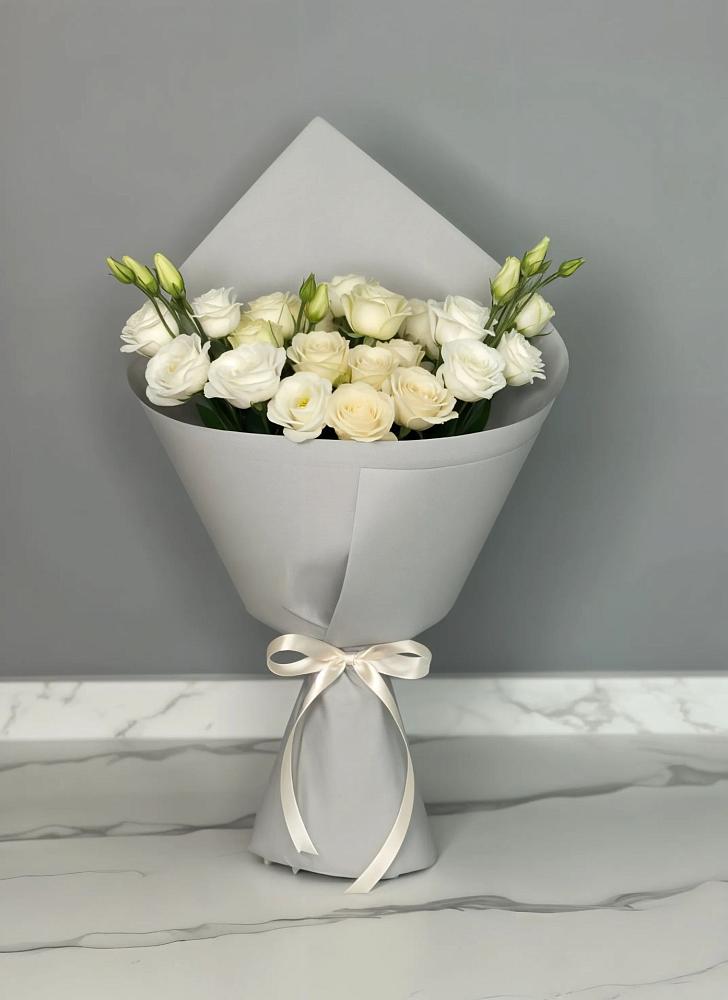 Букет цветов из: Розы и Лизиантусы в Дубовой Роще