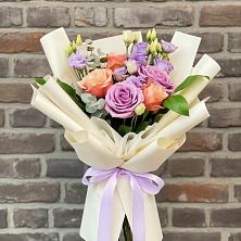 Букет цветов из:  Лизиантусы и Розы в Дубовой Роще