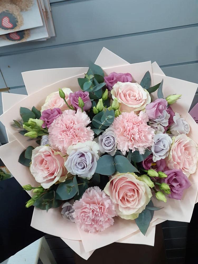 Букет цветов из: Розы, Гвоздики и Лизиантусы в Дубовой Роще