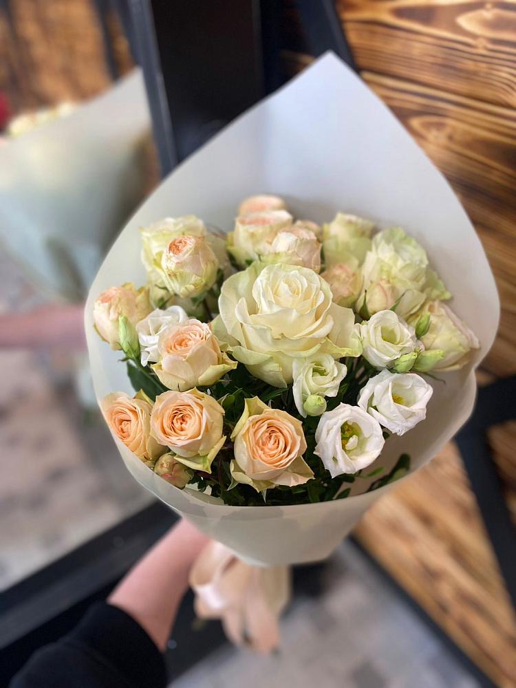 Букет цветов из: Розы и Лизиантусы в Дубовой Роще